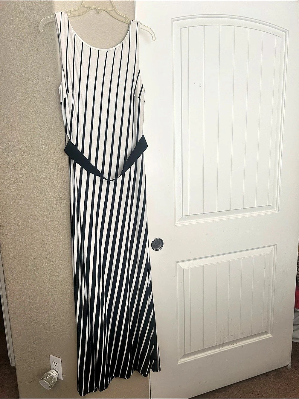 Ann Taylor Striped Maxi Dress in White & Black Size 10 Like New